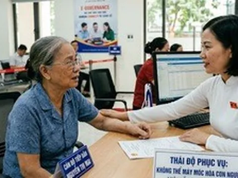 Nhất quyết yêu cầu cụ bà hơn 90 tuổi đến phường: Không thể máy móc hóa con người!