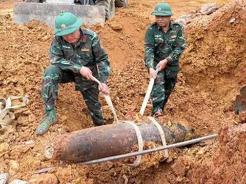 Đào móng xây trường tiểu học, phát hiện quả bom 250kg còn nguyên kíp nổ
