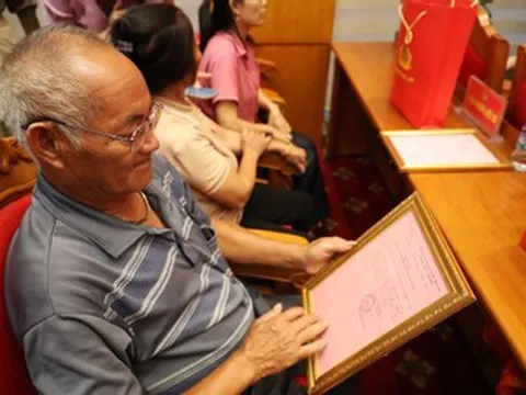 Thân nhân liệt sĩ vỡ òa nhận kết quả giám định ADN: 'Bao năm mong mỏi chỉ để có giây phút này'
