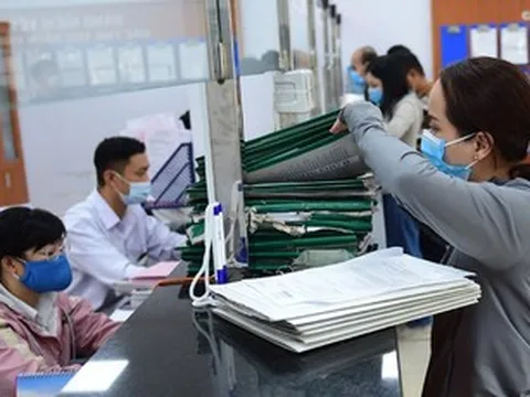 Nữ cán bộ yêu cầu 2 con của cụ 97 tuổi lên trung tâm làm ủy quyền là đúng hay sai?