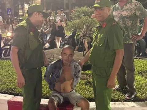 Tước hung khí người đàn ông cầm dao phay đe dọa người đi đường ở Hà Nội