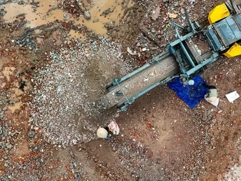 Cận cảnh máy nghiền di động biến rác thải xây dựng thành tài nguyên ở Hà Nội