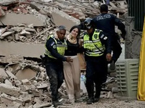 Video: Khung cảnh kinh hoàng khi động đất kép làm rung chuyển Venezuela, tòa nhà đổ sập, bụi bay ngập trời, người dân hoảng loạn chạy thoát thân