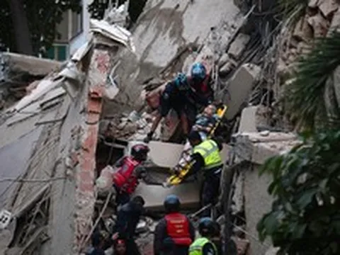 Động đất kép tại Venezuela: Một tòa nhà 22 tầng bị phá hủy hoàn toàn, các bà mẹ than khóc tìm con giữa đống đổ nát