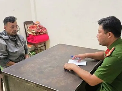 Buồn vì vợ bỏ đi, người đàn ông chạy xe máy lạng lách, tông vào ô tô giữa phố