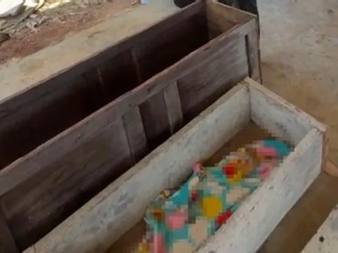Hai chị em sang nhà hàng xóm chơi, người mẹ đi tìm phát hiện chuyện đau lòng
