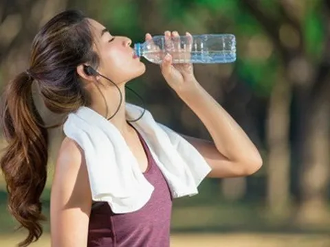 Bác sĩ cảnh báo thói quen bù nước phản tác dụng ngày nắng nóng
