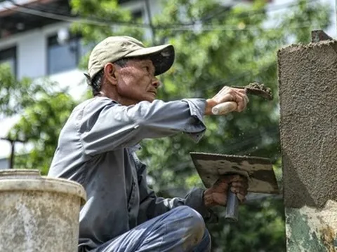 Nhọc nhằn mưu sinh trên công trường xây dựng nắng như đổ lửa