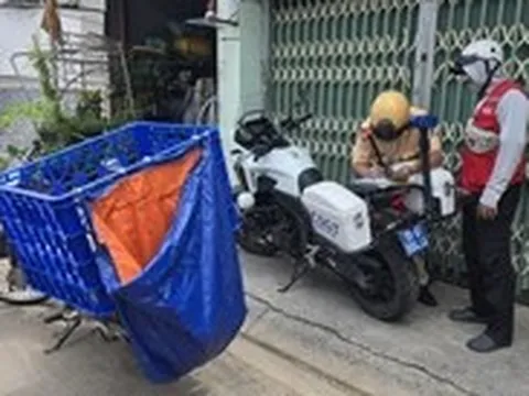 Xử lý nhiều tài xế xe ba gác chở sắt dài ngoằng, shipper để hàng che biển số