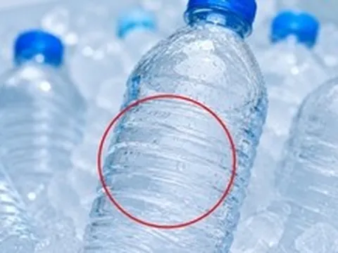 Vì sao chai nước khoáng luôn có nhiều đường gân?