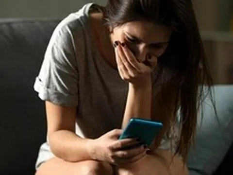 Tôi phát hiện chồng không lưu tên tôi trong danh bạ, đằng sau là một bí mật khiến tôi nhìn anh khác đi