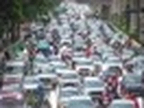 Hà Nội đón 'mưa vàng' đúng giờ cao điểm, nhiều tuyến phố ùn tắc