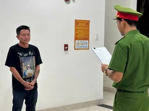 Tạm giữ người đàn ông tông ô tô vào quán nhậu, chống đối lực lượng chức năng