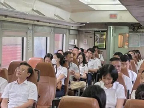 Có gì trên 'Đoàn tàu Bạch Mai' đưa 1.200 y bác sĩ đi làm giữa Hà Nội - Ninh Bình?