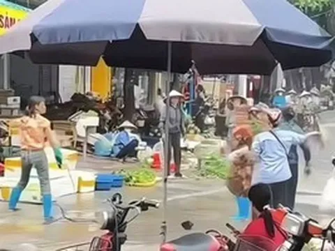 Khởi tố người phụ nữ dùng vòi rửa xe cao áp xịt chảy máu mắt bà bán rau