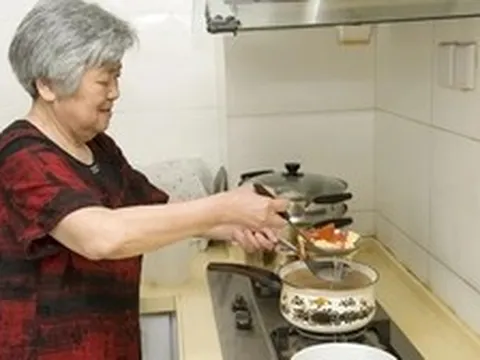 Người phụ nữ 60 tuổi nấu ăn dùng mỡ lợn mỗi ngày suốt 3 năm, khám sức khỏe xong bác sĩ bất ngờ hỏi: "Chị đã làm gì?"