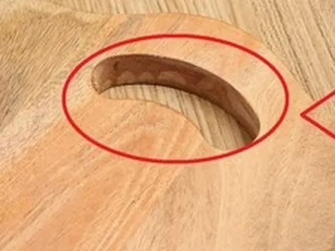 Vì sao thớt thường có 1 lỗ khuyết?