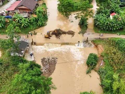 Mưa lớn gây sạt lở, chia cắt giao thông ở Thái Nguyên, nguy cơ lũ lên báo động 2