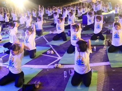 Hàng trăm người đồng diễn yoga bên sông Hàn, lan tỏa thông điệp sống khỏe