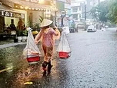 Chiếc đòn gánh gánh tuổi thơ của chị em tôi đi qua những mùa đời