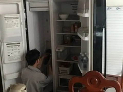 Tủ lạnh kêu ro ro cả tuần, tôi gọi thợ đến sửa rồi lặng điếng người với thứ mà anh ấy nhặt bên dưới lên