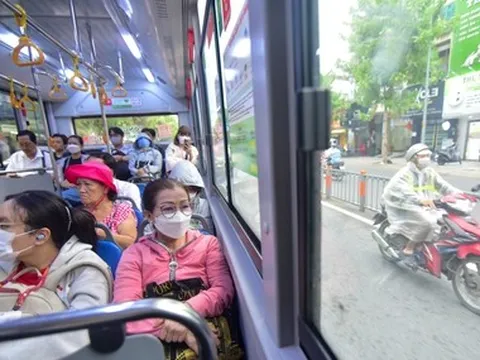 Người dân mua vé tập xe buýt nay được miễn phí, đổi trả ra sao?