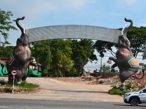 Cận cảnh tháo dỡ khu du lịch nổi tiếng với hàng nghìn cá thể động vật hoang dã