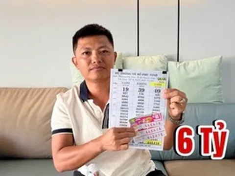 Trúng độc đắc xổ số miền Nam, người đàn ông đưa cả nhà đi đổi thưởng