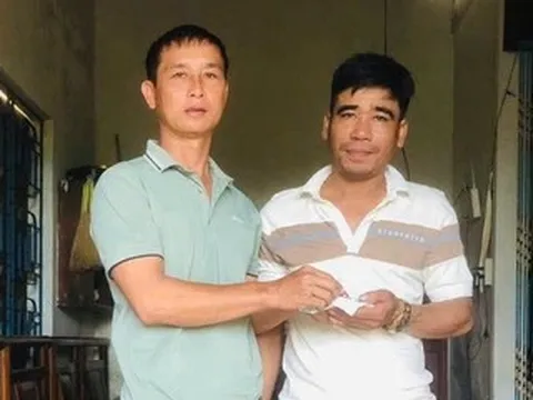 Nhặt túi chứa vàng trước chợ, vợ chồng Thôn đội trưởng trả lại người đánh rơi