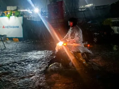 Hà Nội đang mưa to, cảnh báo ngập lụt nhiều tuyến phố