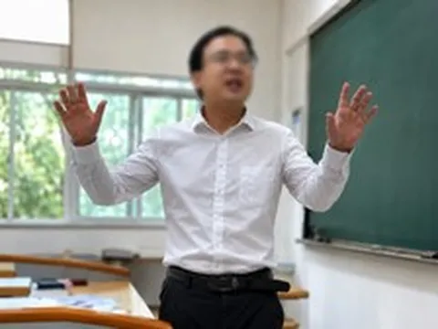 Thầy giáo khoe giúp sinh viên "vượt mặt" người xếp trên để đỗ thạc sĩ ngay trong lớp học, nam sinh âm thầm ghi âm tố cáo