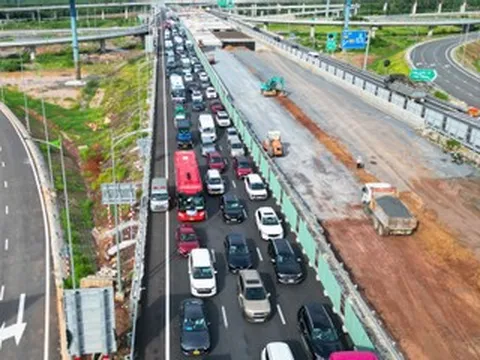 Cao tốc qua Đồng Nai ùn tắc 5km cuối tuần, tài xế ô tô đổi lộ trình nhưng bất lực