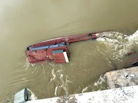 Nước sông Lô dâng cao cuốn trôi 2 tàu hàng giữa đêm, 5 người may mắn thoát nạn