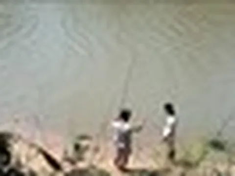 Đang câu cá, người đàn ông tái mặt khi kéo lên vật nặng dưới nước, sự thật khiến ai cũng ngỡ ngàng