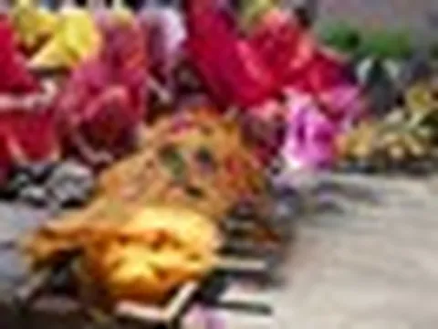 Đám tang đang diễn ra bỗng vang lên tiếng động từ dưới huyệt mộ, diễn biến sau đó gây tranh cãi