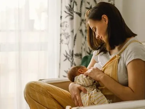 Điều bất ngờ về giấc ngủ của trẻ bú mẹ vừa được hé lộ