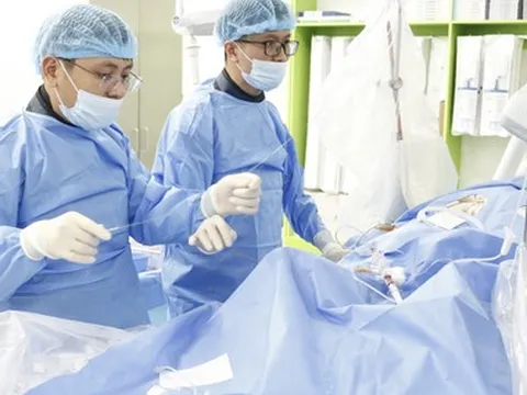 Đang đưa con đi khám, người đàn ông bất ngờ nhồi máu cơ tim và được cấp cứu kịp thời