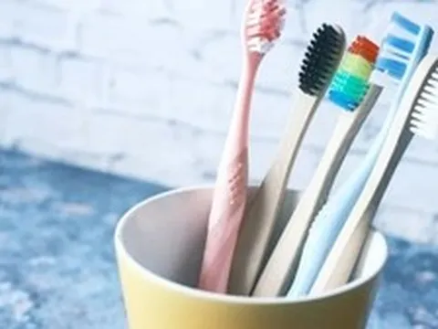 Tại sao bàn chải đánh răng thường có nhiều màu lông?