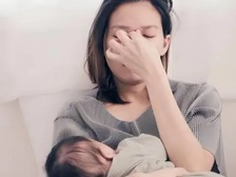 Gọi điện nhờ cả mẹ chồng và mẹ đẻ lên chăm ở cữ, tôi sốc khi thấy phản ứng trái ngược đến đau lòng của hai bà