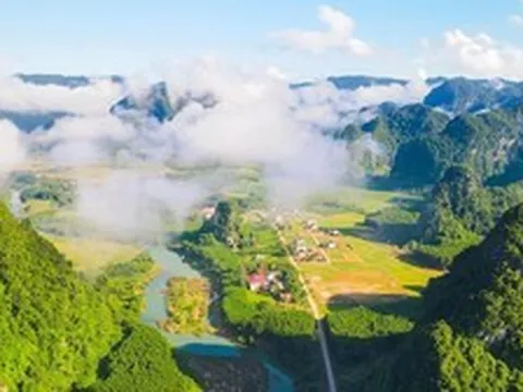 Việt Nam có ngôi làng cứ lũ về là nhà cửa nổi bồng bềnh, nay lột xác thành đặc sản hái ra tiền và ẵm trọn giải thưởng tốt nhất thế giới