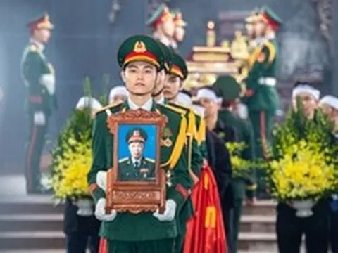 Xúc động hình ảnh đồng đội, người dân tiễn biệt Anh hùng La Văn Cầu