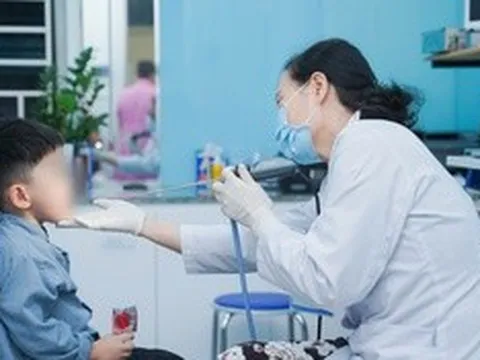 Sai lầm nguy hiểm cha mẹ hay mắc khiến trẻ dễ bị viêm thanh quản cấp vào mùa hè