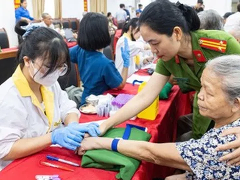 Cụ bà gần 80 tuổi ở Hà Nội khắc khoải mong đón anh trai liệt sĩ trở về quê hương