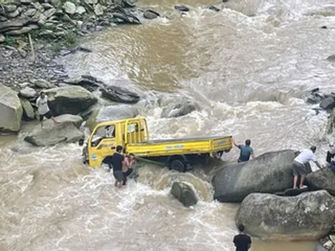 Ô tô bị lũ cuốn trôi, 10 cán bộ công an ứng cứu