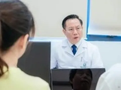 Chuyện bác sĩ thời đại số: Từ bàn mổ bước ra mạng xã hội