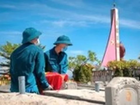 Bộ đội đứng dưới nắng đổ lửa lấy mẫu ADN xác định danh tính liệt sĩ