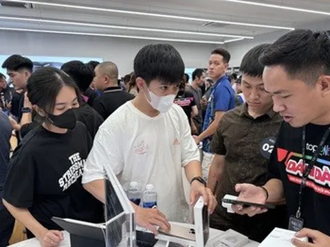 Rồng rắn xếp hàng lúc nửa đêm để được nhận iPhone 16 series chính hãng