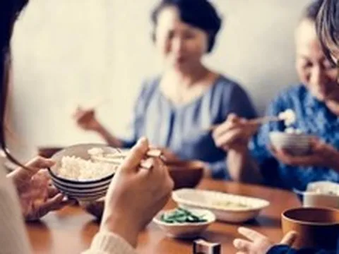Tôi đến nhà người yêu ăn cơm 5 lần, lần thứ 6 mới hiểu vì sao mẹ anh luôn ăn sau cùng