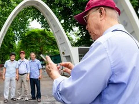 Trước giờ di dời cổng Parabol Bách Khoa Hà Nội: Cuộc hội ngộ của những cựu sinh viên khóa đầu và niềm tự hào từ đại gia đình 3 thế hệ, 8 thành viên là "người Bách Khoa"