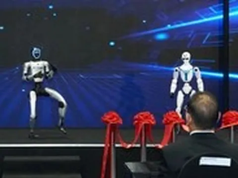 Robot hình người 'đổ bộ' triển lãm cơ khí ở TP.HCM